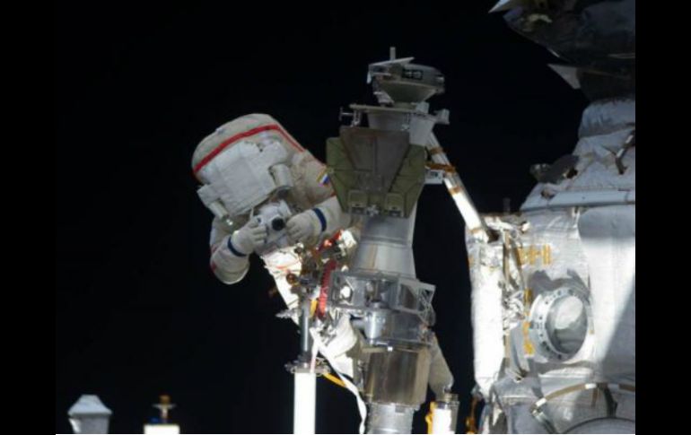 Los trabajos de los dos cosmonautas rusos en el casco de la EEI son supervisados desde el interior de la plataforma orbital. TWITTER / @NASA