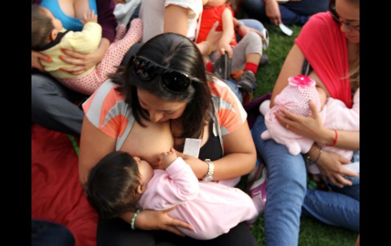 Alimentar con leche materna a los bebés, ayuda a reforzar su organismo contra enfermedades. EL INFORMADOR / ARCHIVO