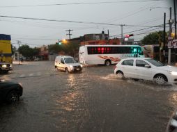 La lluvia de este lunes causó caos vial en varia avenidas de la ZMG. EL INFORMADOR / P. Franco