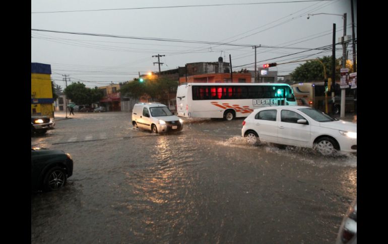 La lluvia de este lunes causó caos vial en varia avenidas de la ZMG. EL INFORMADOR / P. Franco