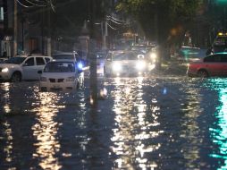 Imagen de la inundación registrada en la calle Niños Héroes a su cruce con Santos Degollado en Tlaquepaque. EL INFORMADOR / P. Franco