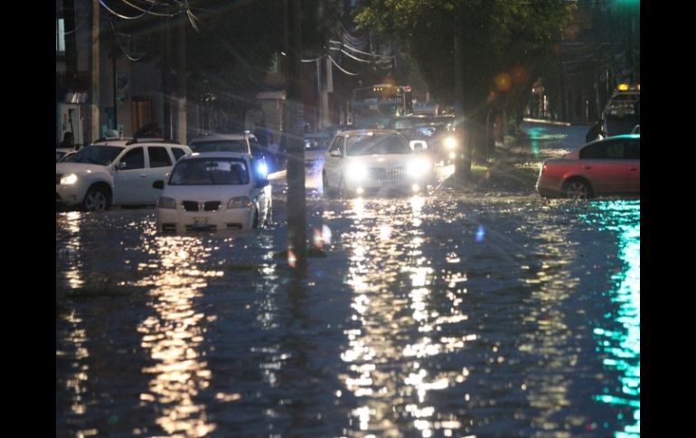 Imagen de la inundación registrada en la calle Niños Héroes a su cruce con Santos Degollado en Tlaquepaque. EL INFORMADOR / P. Franco