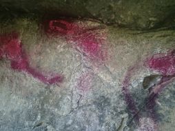 En la Cueva del Diablo, ubicada en la población de Totolac, las pinturas rupestres fueron dañadas con aerosol de color rojo. NTX / CORTESÍA