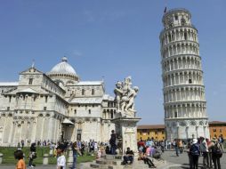 La peculiar torre no se construyó inclinada, sino que por culpa de la insuficiente profundidad de sus cimientos comenzó a ceder. EFE / ARCHIVO