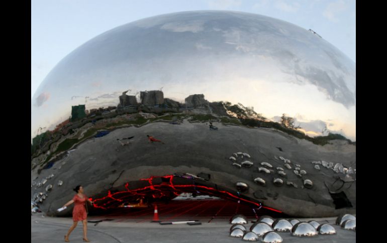 La escultura en China luce idéntica a su 'Cloud Gate' en Chicago. AP /