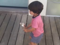 El pequeño levanta una pequeña copa después de haber anotado su gol. INSTAGRAM / 3gerardpique