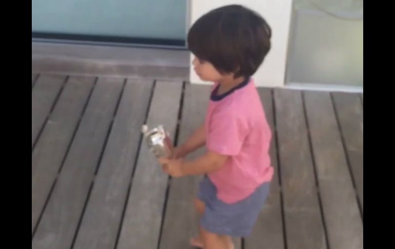 El pequeño levanta una pequeña copa después de haber anotado su gol. INSTAGRAM / 3gerardpique