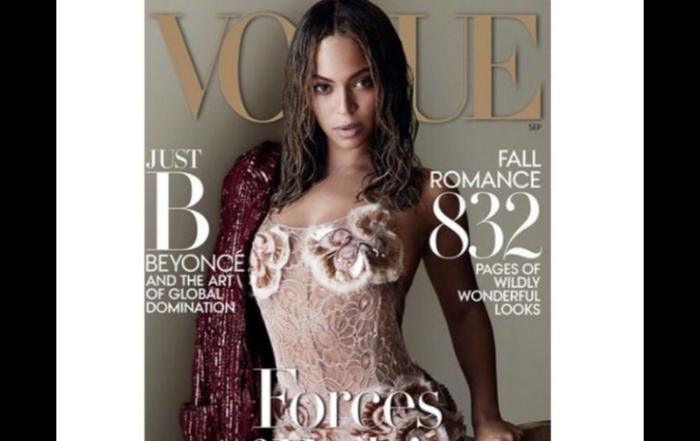 En la portada Beyoncé porta otro vestido de transparencias, con aplicaciones en el pecho. INSTAGRAM / beyonce