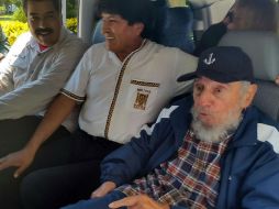 Castro y Maduro llegan en una vagoneta al hotel donde se hospeda Morales, para celebrar juntos al revolucionario. AFP / ABI