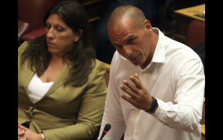 Este jueves, el parlamento griego se prepara para votar los planes para un tercer acuerdo de rescate. EFE / A. Vlachos