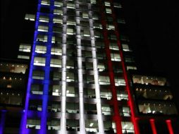 Con motivo de la visita de Michelle Bachelet, el edificio de la cancillería proyecta los colores de Chle. FACEBOOK / SRE