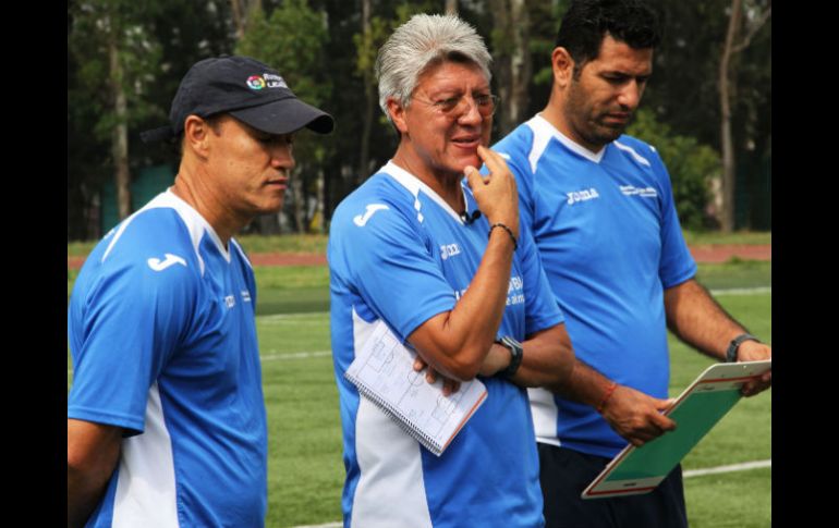 El técnico campeón del mundo Sub-17 en 2005, Jesús Ramírez, durante la última visoría del torneo Rumbo a la Liga BBVA. SUN / C.Rogel