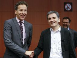 Jeroen Djisselbloem, presidente de la eurozona, y el ministro de finanzas griego, Euclides Tsakalotos. EFE / O. Hoslet