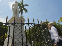 En su reccorido, el funcionario estadounidense se detiene a contemplar la estatua del héroe republicano, José Martí. AP / P. Martínez