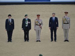 El príncipe Carlos (c) y el primer ministro David Cameron (2d) colocaron ofrendas florales durante la ceremonia. EFE / Defensa de Inglaterra