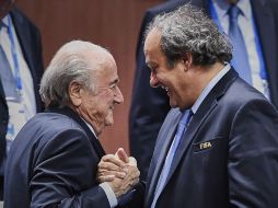 Joseph Blatter, presidente de la FIFA, y Michel Platini, presidente de la UEFA, son los dos hombres más poderosos en el futbol mundial. AFP /  M. Buholzer