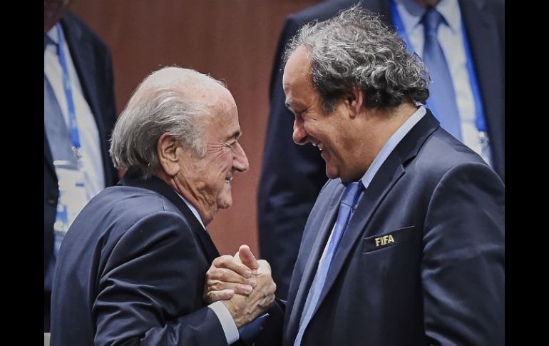 Joseph Blatter, presidente de la FIFA, y Michel Platini, presidente de la UEFA, son los dos hombres más poderosos en el futbol mundial. AFP /  M. Buholzer