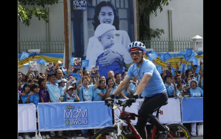 El recorrido en bicicleta era un aparente intento de mejorar la imagen del príncipe. AP / S. Lalit