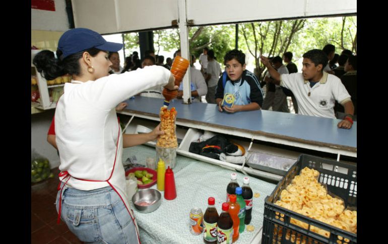 En el ciclo escolar pasado, nueve de cada diez escuelas visitadas fueron amonestadas por vender comida chatarra. EL INFORMADOR / ARCHIVO