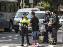 Una de las recomendaciones es cruzar la calle por la esquina o paso peatonal, lo mejor es no correr. EL INFORMADOR / R. Tamayo