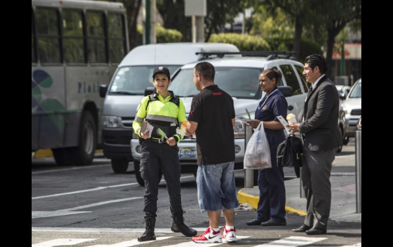 Una de las recomendaciones es cruzar la calle por la esquina o paso peatonal, lo mejor es no correr. EL INFORMADOR / R. Tamayo