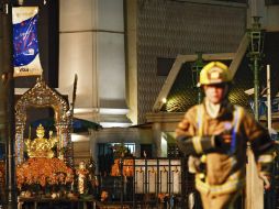 La explosión en la que murieron al menos 27 muertos se produjo junto a un templo al que acuden hindúes y budistas. EFE / R. Yongrit