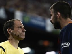 Gerard Piqué se acercó al árbitro auxiliar para reclamarle una supuesta falta del delantero del Athletic. AFP / J. Lago