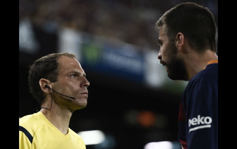 Gerard Piqué se acercó al árbitro auxiliar para reclamarle una supuesta falta del delantero del Athletic. AFP / J. Lago