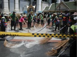 Trabajadores limpian el lugar de la tragedia, el mayor ataque terrorista en la zona. EFE / D. Azubel