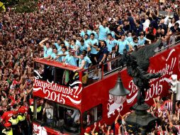 Los habitantes de Bilbao celebraron toda la noche y parte de la mañana. EFE / M. Toña