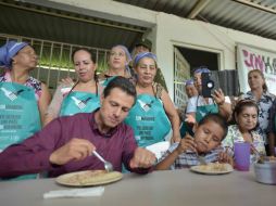 Peña Nieto recibió muestras de agradecimiento de las cocineras y demás responsables del comedor. TWITTER / @PresidenciaMX