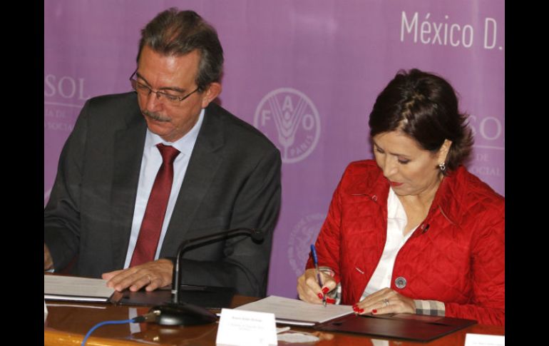 Fernando Soto Baquero, representante de la FAO en México, y la titular de la Sedesol, Rosario Robles, firman la nota de colaboración. SUN / A. Salinas