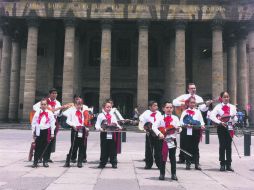 El mariachi Los Chiquitines, procedente de El Grullo, se llevó los aplausos en la gala. EL INFORMADOR / P. Miranda