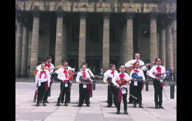 El mariachi Los Chiquitines, procedente de El Grullo, se llevó los aplausos en la gala. EL INFORMADOR / P. Miranda