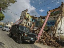 La casa Baeza Alzaga sufrió un derrumbe parcial, bloqueando la calle Independencia, en el primer cuadro de Guadalajara. EL INFORMADOR / F. Atilano