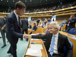 El primer ministro holandés, Mark Rutte (i) saluda al líder del Partido por la Libertad, Greert Wilders, en el Parlamento de la Haya. EFE / B. Maat