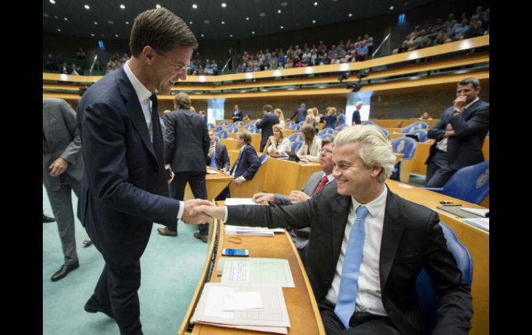 El primer ministro holandés, Mark Rutte (i) saluda al líder del Partido por la Libertad, Greert Wilders, en el Parlamento de la Haya. EFE / B. Maat