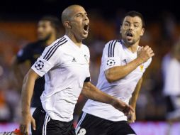 Sofiane Feghouli (i) celebra su gol, tercero de su equipo ante el AS Monaco. EFE / M. Polo