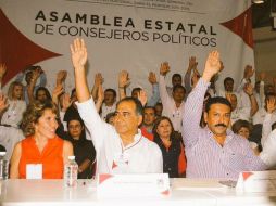 Al asistir a la Asamblea Estatal de Consejeros Políticos del tricolor, Astudillo (c) pidió al PRI prepararse para gobernar. TWITTER / @HectorAstudillo