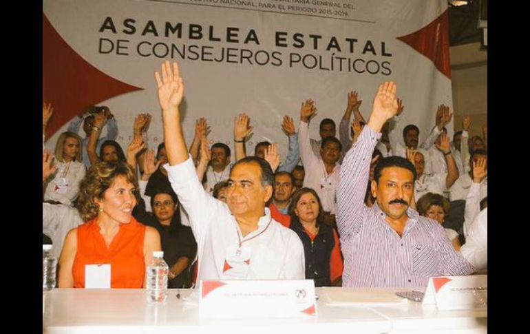 Al asistir a la Asamblea Estatal de Consejeros Políticos del tricolor, Astudillo (c) pidió al PRI prepararse para gobernar. TWITTER / @HectorAstudillo