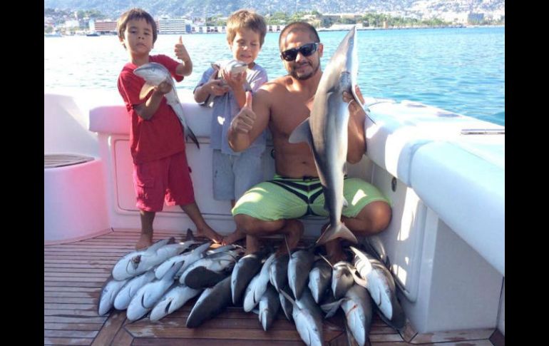 Joaquín Badillo hizo públicas algunas fotos sus redes sociales presumiendo la pesca de tiburón, la cual es ilegal. FACEBOOK / Joaquín Badillo