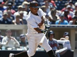 Yangervis Solarte. El venezolano conecta la bola durante la séptima entrada del partido de ayer entre los Padres y los Bravos. AP /  l. Ignelzi