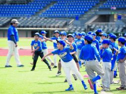 Pequeños amantes del beisbol acuden a la acedemia de los Charros de Jalisco para aprender las bases de este deporte. EL INFORMADOR / M. Vargas