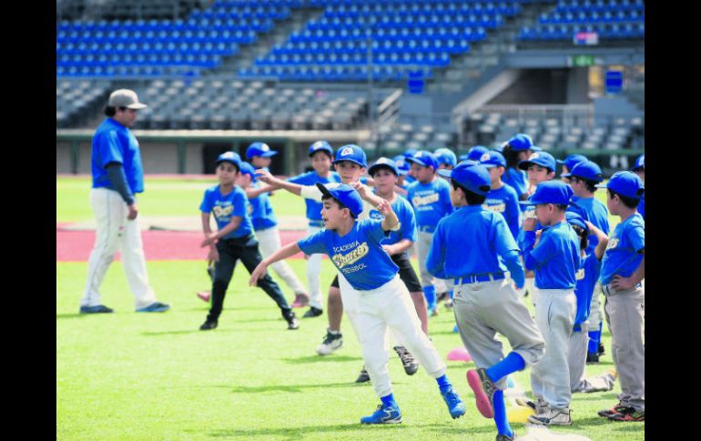 Pequeños amantes del beisbol acuden a la acedemia de los Charros de Jalisco para aprender las bases de este deporte. EL INFORMADOR / M. Vargas