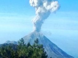 El Volcán El Colima lanza este jueves una columna de ceniza de más de tres kilómetros de altura. TWITTER / @PCJalisco