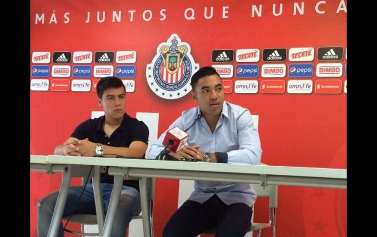 Marco Fabián y Michael Pérez en rueda de prensa. TWITTER / @Chivas