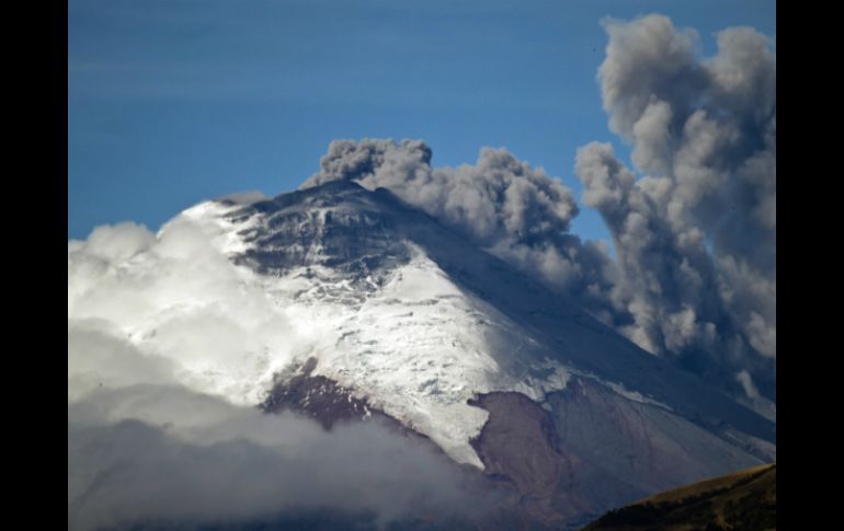 El Cotopaxi es considerado uno de los volcanes más peligrosos por el alto número de habitantes que vive en sus alrededores. AFP / M. Bernetti