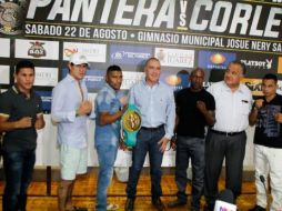 Los pugilistas durante la conferencia de prensa que se realizó en la Presidencia Municipal de Ciudad Juárez. TWITTER / @PromoDelPueblo