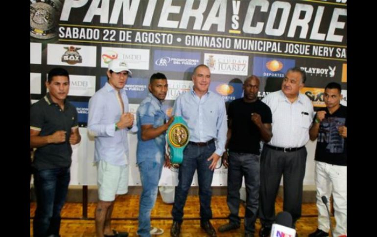 Los pugilistas durante la conferencia de prensa que se realizó en la Presidencia Municipal de Ciudad Juárez. TWITTER / @PromoDelPueblo