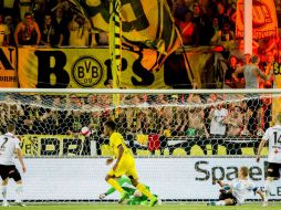 Pierre Aubameyang (c-i) de Dortmund celebra tras anotar su primer gol ante el arquero de Odd Sondre. EFE / V. Grott